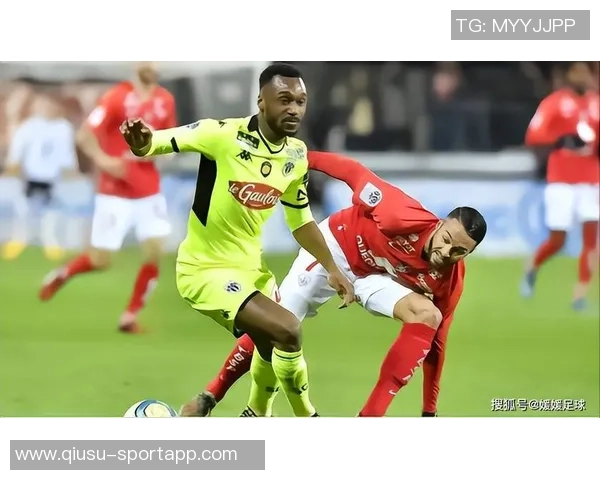 朗斯时隔19年重返法甲榜首托万双响助球队逆转昂热